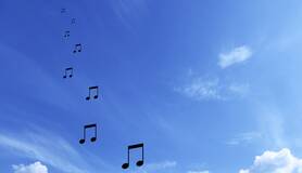Blauwe lucht met vallende muzieknoten