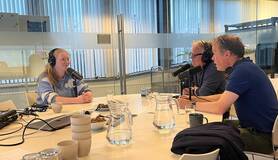 foto van de opnames van de podcast in de weerkamer van het KNMI in De Bilt