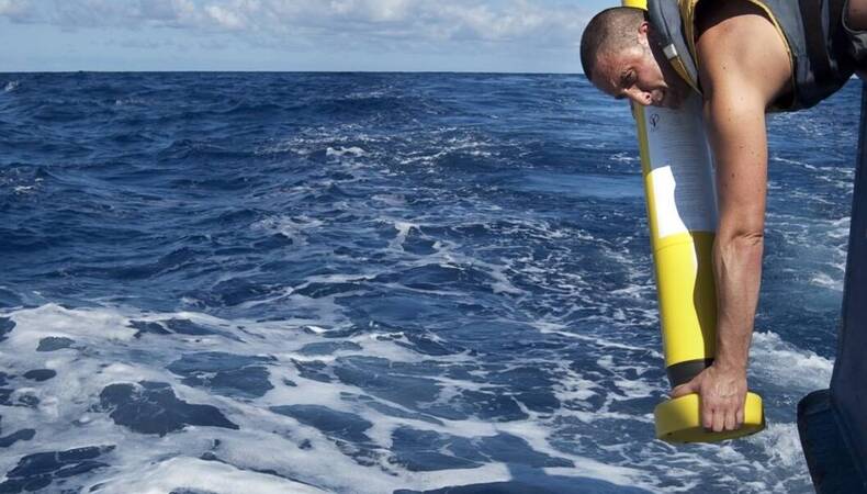 argo meetboei wordt vanaf een schip ik zee gelaten