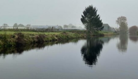 Het KNMI wordt (bijna) aan het zicht onttrokken door de mist