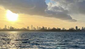 Zon boven Rotterdam bezien vanaf het water