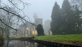 foto van het KNMI-gebouw in de mist