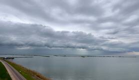 Regenbui boven water
