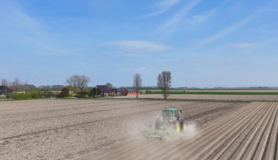 droge akkers met een blauwe lucht 