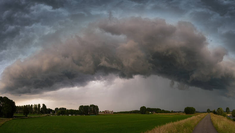 onweerswolken in Brabant in juni 
