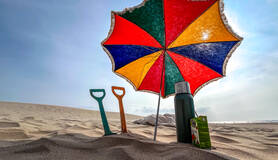 parasol en schepjes op een zonnig strand