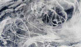 satellietfoto van scheepvaartstrepen