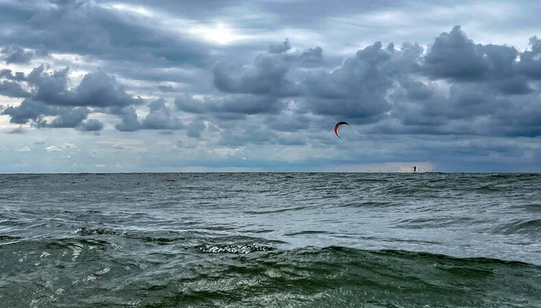 windsurfer op zee met golven 