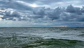 windsurfer op zee met golven 