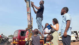 foto van mensen die meetbuisjes ophangen in Kumasi in Ghana