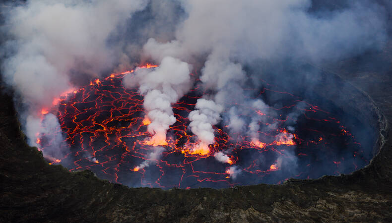 foto van het lavameer van de Nyiragongo vulkaan