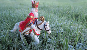Beeldje van Sinterklaas op zijn paard