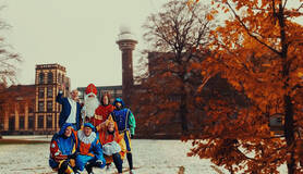 Sint en Piet voor het KNMI gebouw