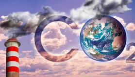 Letters CO2 in de wolken met een rokende schoorsteen