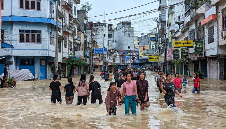 Overstroomde straat in Noord-Sumatra