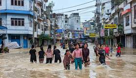 Overstroomde straat in Noord-Sumatra