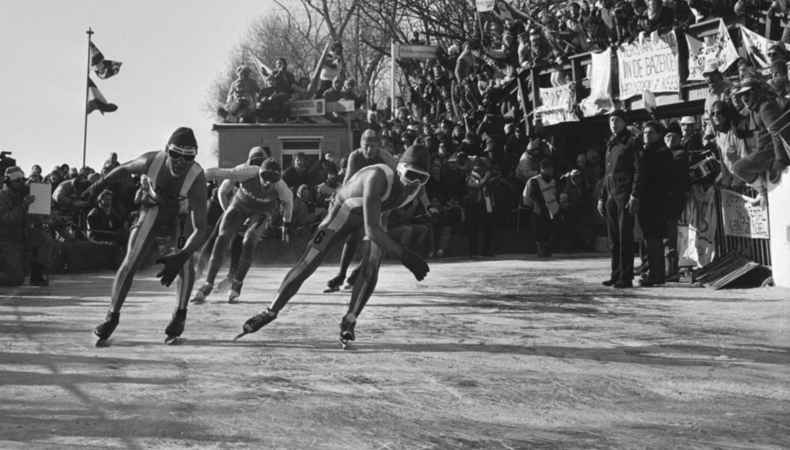 Wedstrijdrijders van de Elfstedentocht in 1986 bij het brugje in Bartlehiem