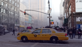 Taxi in de besneeuwde straten van New York