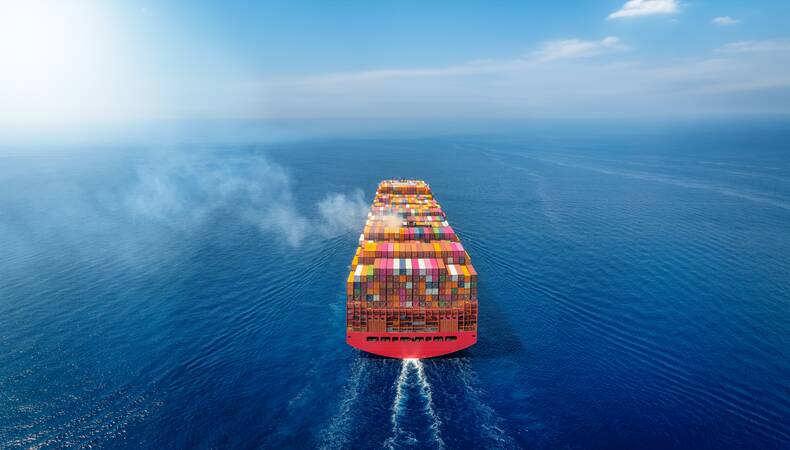 Containerschip op zee