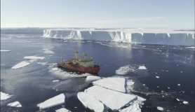 Onderzoeksschip voor de kust van de Thwaites gletsjer