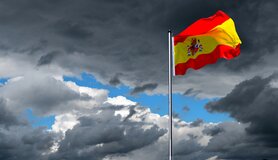 spaanse vlag in een donkere lucht