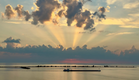 Foto van zonsondergang en wolken