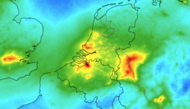 Kaart van Nederland ne omstreken met in kleur de hoeveelheid stikstofdioxide in de lucht gemiddeld over zes jaar