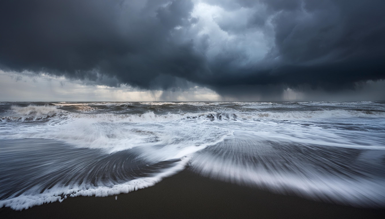 Foto van kust tijdens storm.