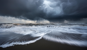 Foto van kust tijdens storm.