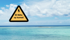 Gevarenbord voor El Niño zwevend in de lucht boven de oceaan