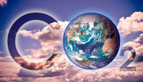CO2 geschreven in een bewolkte lucht