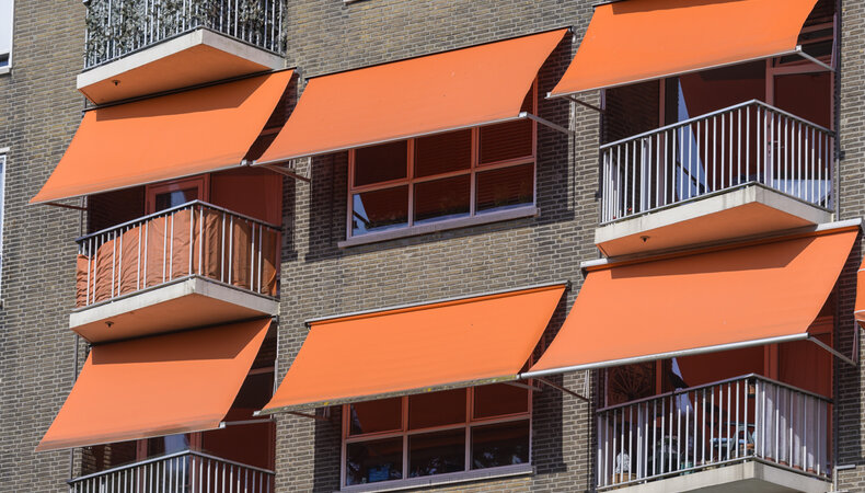 Zonneschermen moeten flats beschermen tegen de hitte 