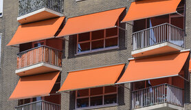Zonneschermen moeten flats beschermen tegen de hitte 
