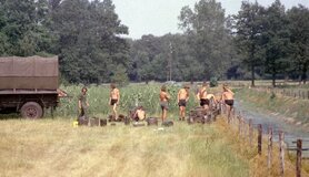 Soldaten bij een truck in een verdroogd weiland