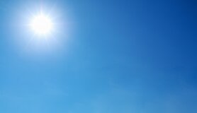 Zon in blauwe lucht