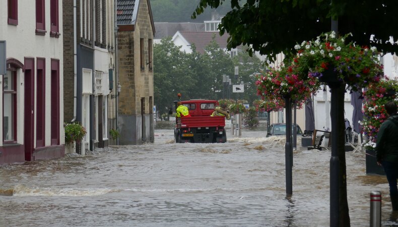 Overstroomde straat in Valkenburg juli 2021