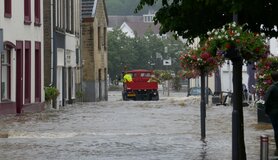 Overstroomde straat in Valkenburg juli 2021