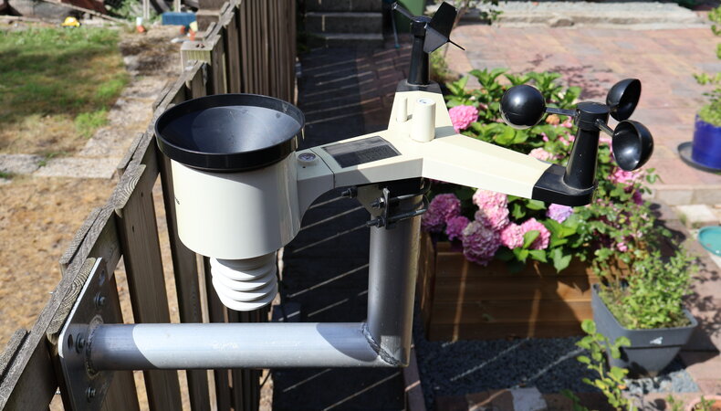 Foto van een weerstation in de tuin