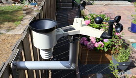 Foto van een weerstation in de tuin