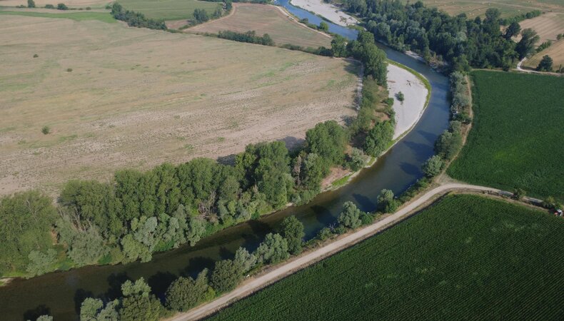 Luchtfoto van droge rivierbedding en akkers