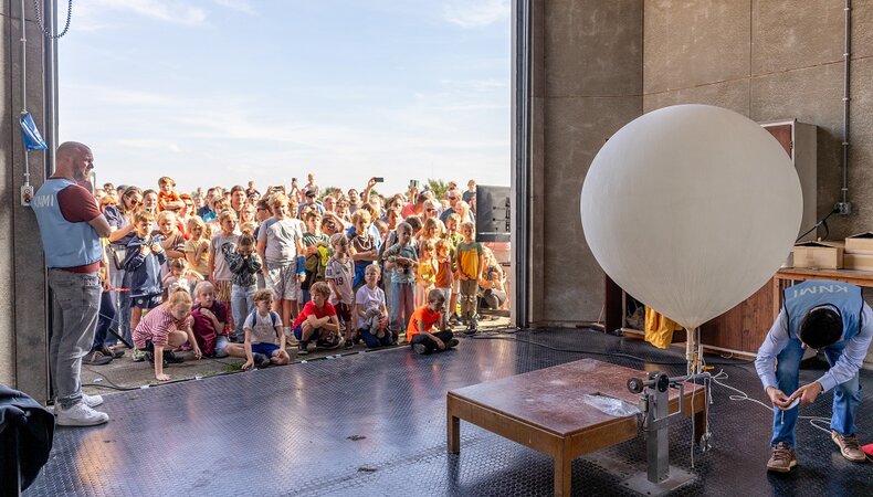 weerballon tijdens open dag