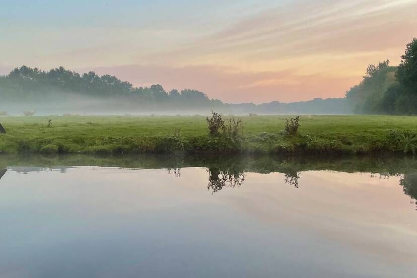 foto van zonsopgang en dauw bij een weiland (Bron: Jasper van Nieuwenhuizen)