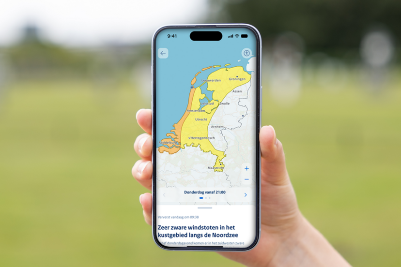 hand houdt telefoon me KNMI-app vast