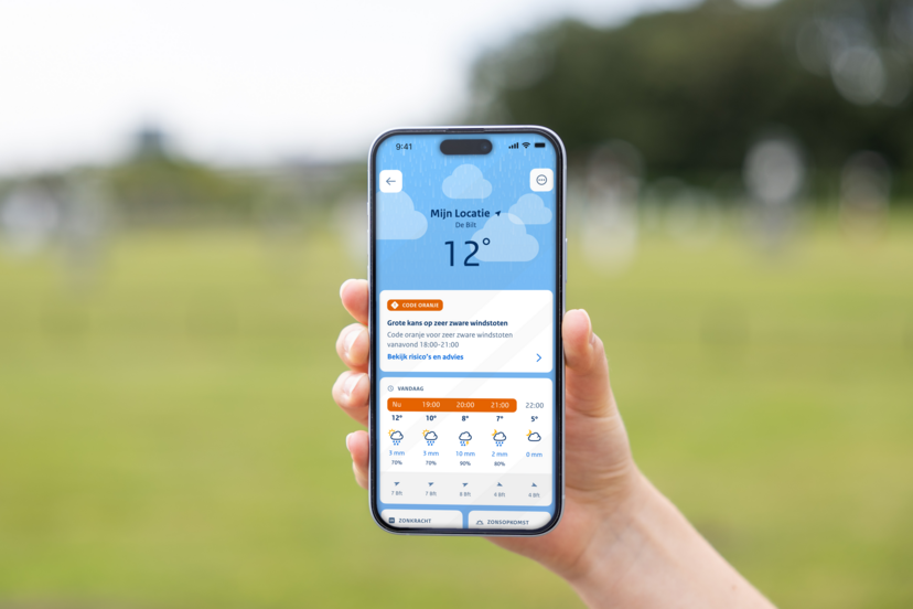 hand houdt telefoon me KNMI-app vast