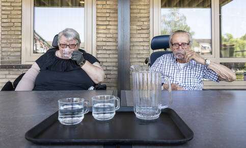 ouderen drinken water in verzorgingstehuis zorggroep Solis in deventer
