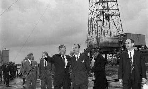 NAM-directeur Jo Bongaerts, Commissaris van de Koningin Cees Fock en minister van Economische Zaken Jan de Pous bij de officiële ingebruikname van het Groningenveld op 25 juli 1963.