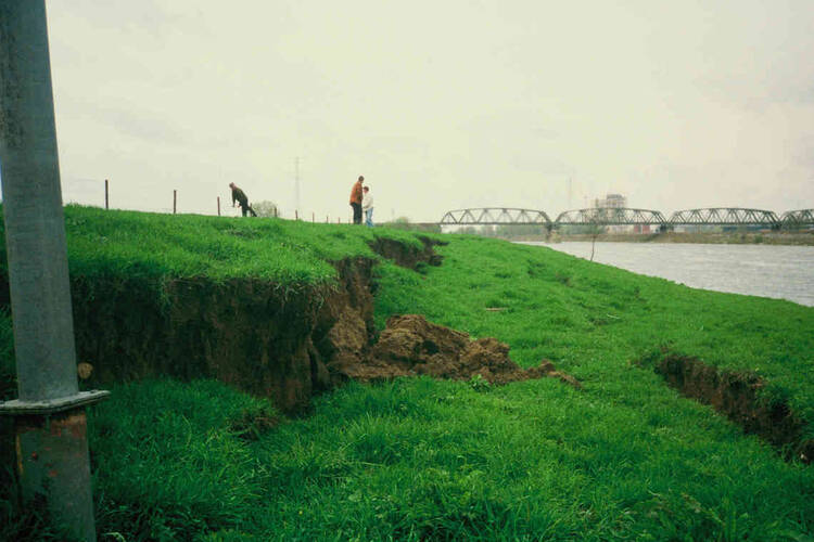 Waterkeringschade door aardbeving bij Roermond in 1992. Je ziet scheuren in de rechteroever van de Maas bij Leeuwen, tegenover Buggenum.