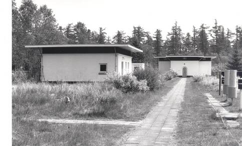 Het gebouw voor aardmagnetische metingen (rechts) met links het gebouwtje waar de seismische metingen werden gedaan.