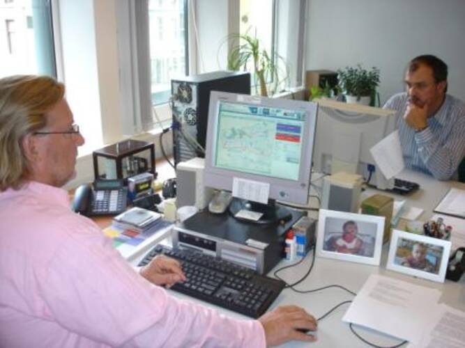 Bert de Vries en René Rozeboom van het KNMI maken gebruik van internetplatform Ship2Report