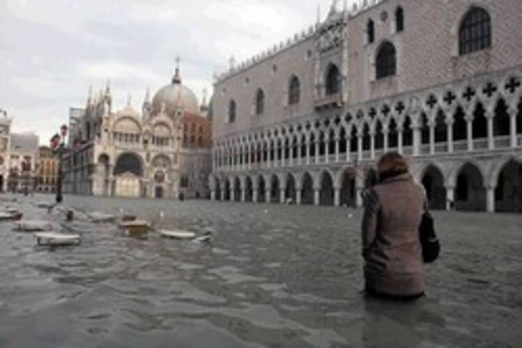 San Marcoplein in Venetië onder water, lokaal viel 100 mm in een paar dagen (foto: afp)